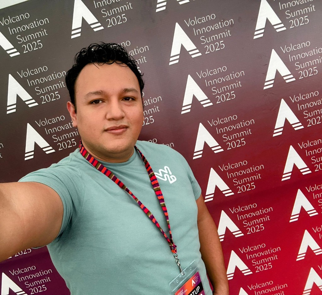 Wa2Desk en Volcano Summit 2025 en Antigua Guatemala compartiendo IA en WhatsApp